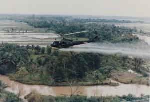800px-US-Huey-helicopter-spraying-Agent-Orange-in-Vietnam